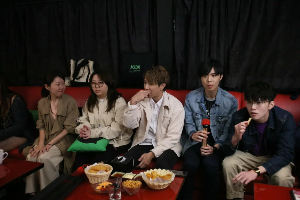 忙到沒時間吃飯的柏宇,趁有機會立即密密吃。