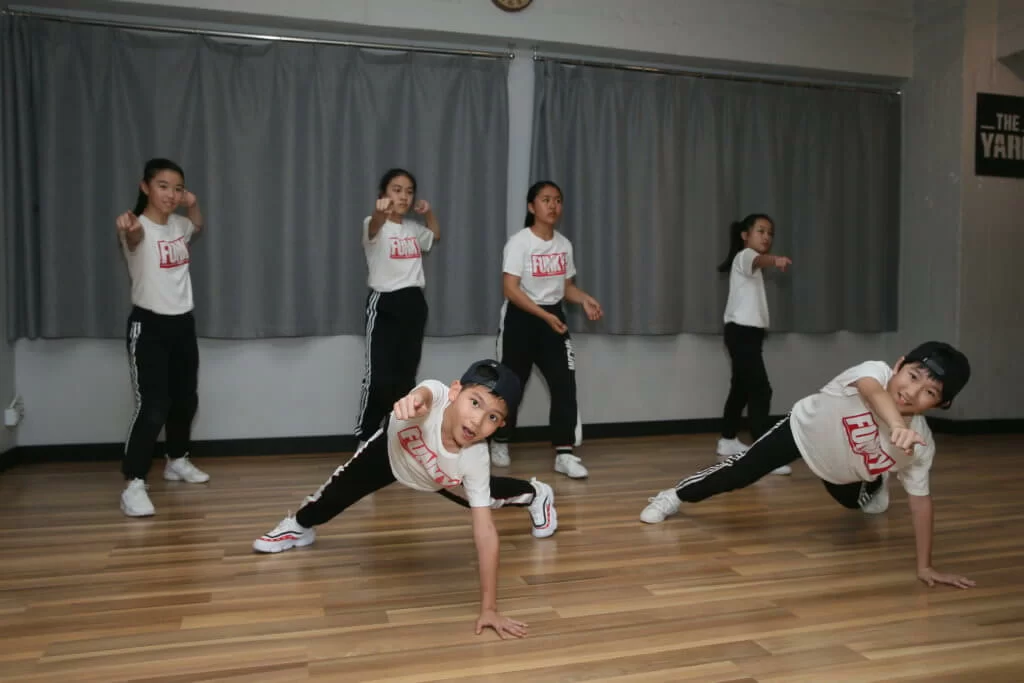 由於場租太貴,他們每星期會集體練習一堂。