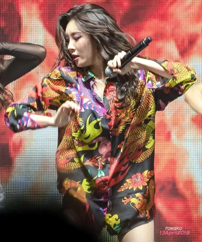 宣美歌曲的舞蹈非常別出心裁,舞台效果爆燈。