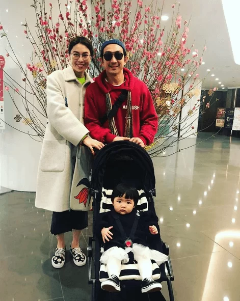 太太平日要處理網上生意，請了女傭照顧女兒。