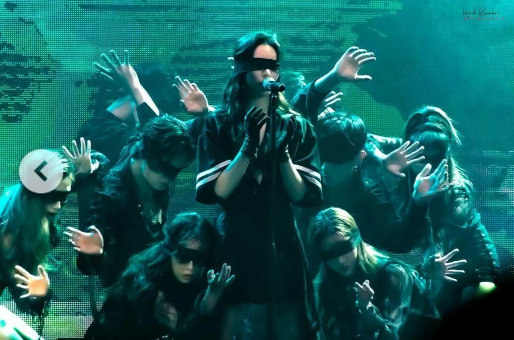 宣美蒙上眼睛,增加舞台的神秘感。