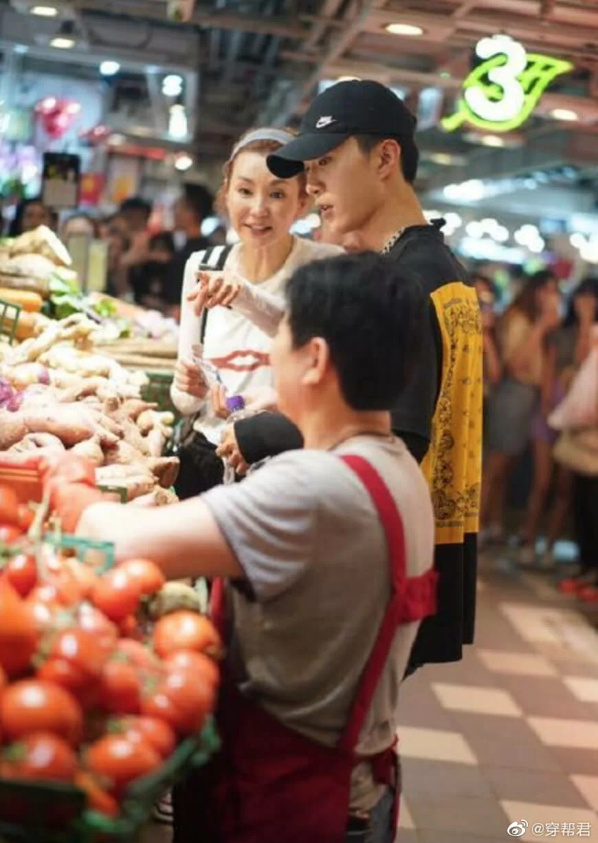 Maggie身形仍舊瘦削,但神采飛揚,與一身黑色打扮的范丞丞一起行街市時相當雀躍,更向菜販講價,有講有笑。