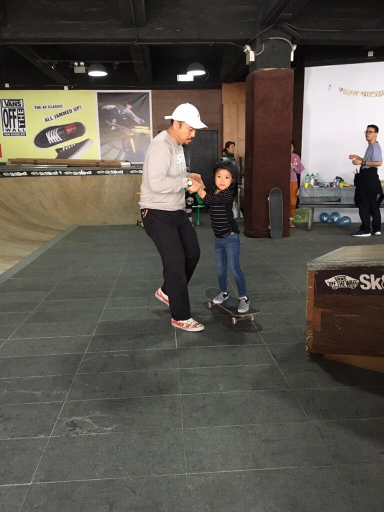 Brian是香港滑板協會主席，不過他覺得女兒的運動細胞較弱，亦不勉強一定要跟他玩滑板。