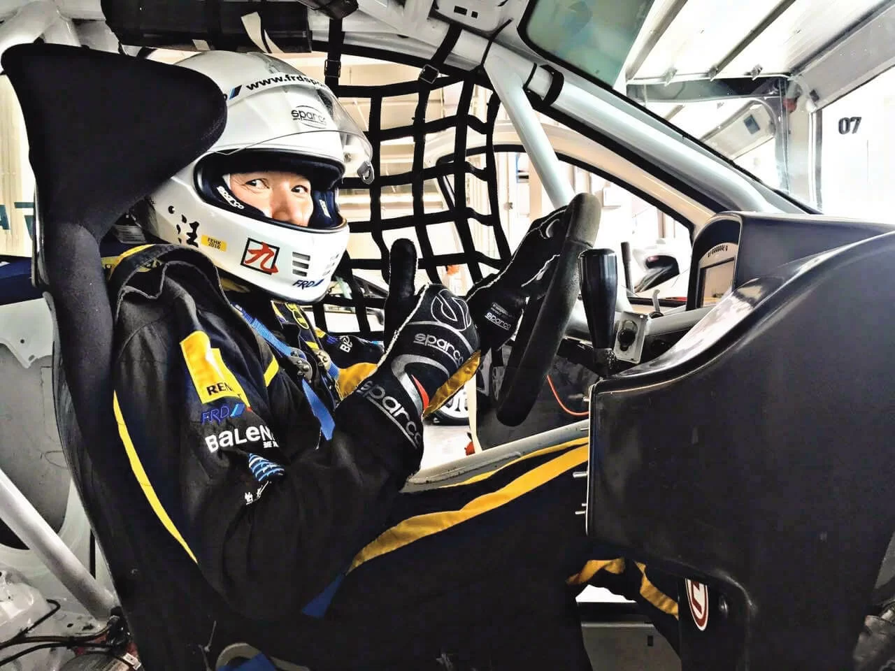 方中信喜歡賽車,但他不是奢侈的人,目前只有三部車,一部跑車,一部綿羊仔,一部買餸車。