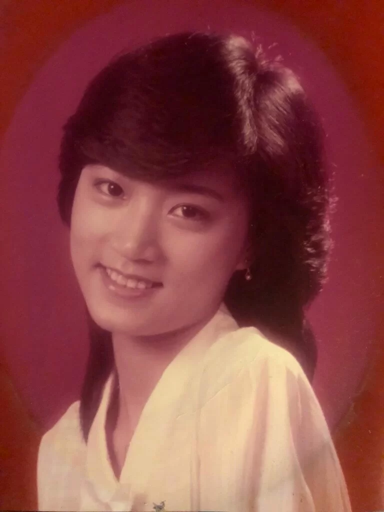 慧雲中學畢業便投考藝員訓練班,爸爸更專程帶她到影樓拍了一輯照片,結果在三千多人中脫穎而出獲取錄。