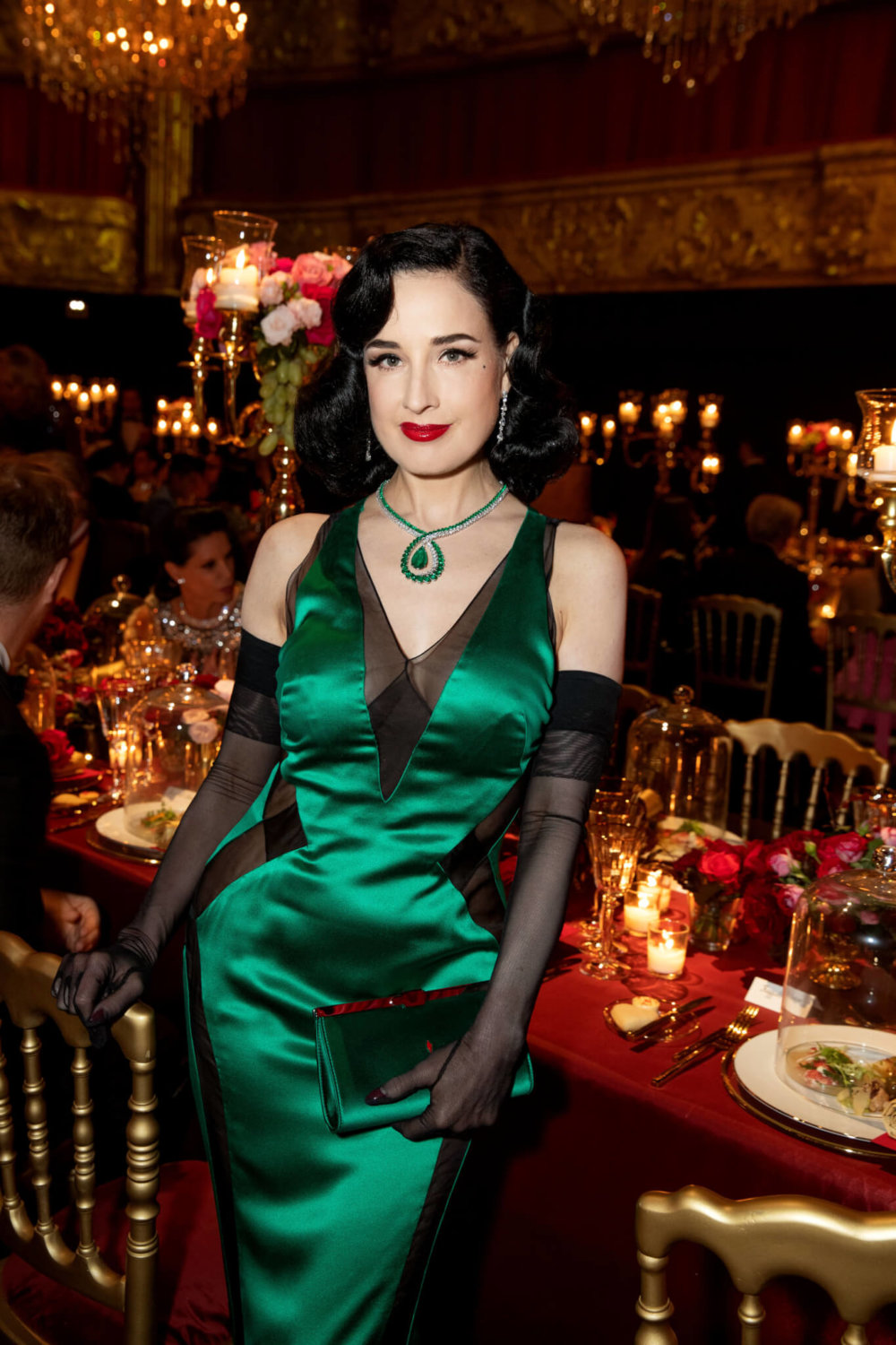 Dita von Teese以簡潔的綠色貼身晚裝映襯綠寶石項鍊，讓珠寶更顯突出。