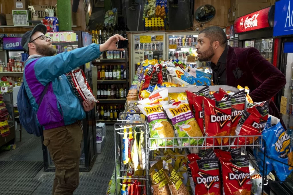 薛夫(左)扮演的宅男角色雖然不修邊幅,卻是才華洋溢的新聞記者。