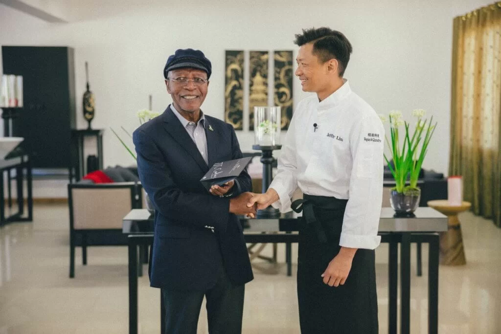 早前跟慈善團體赴非洲探訪,更有幸煮了一餐精進料理予賴索托前總理品嘗,備受讚賞。