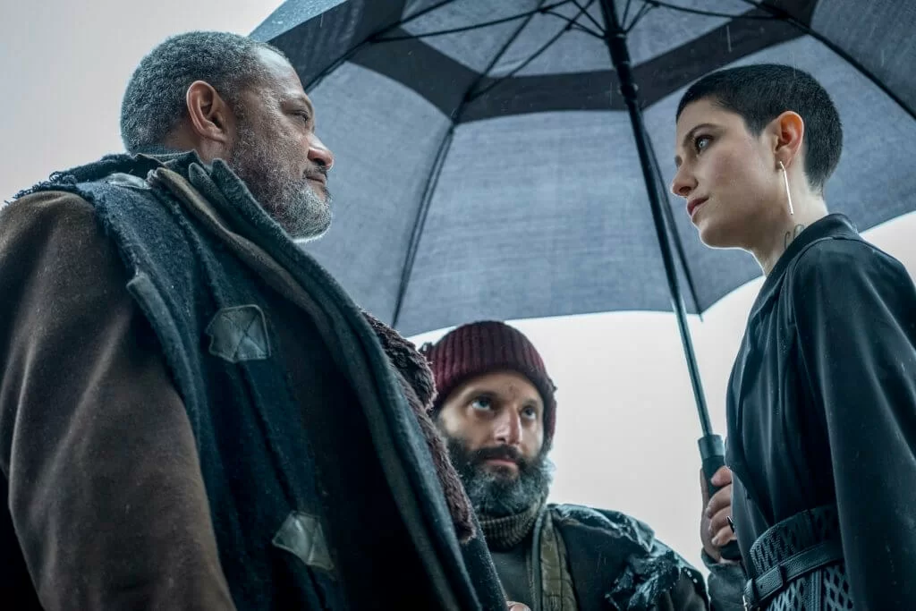 羅蘭士費斯賓(左)飾演的暴威會話事人,因幫助奇洛受高桌會狠狠懲罰。