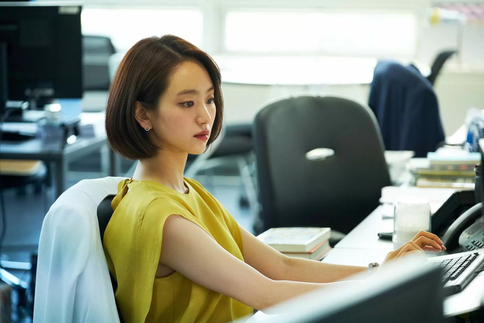 柳俊烈在戲中一朝得志，遂把女朋友甩掉，和元真兒一起。