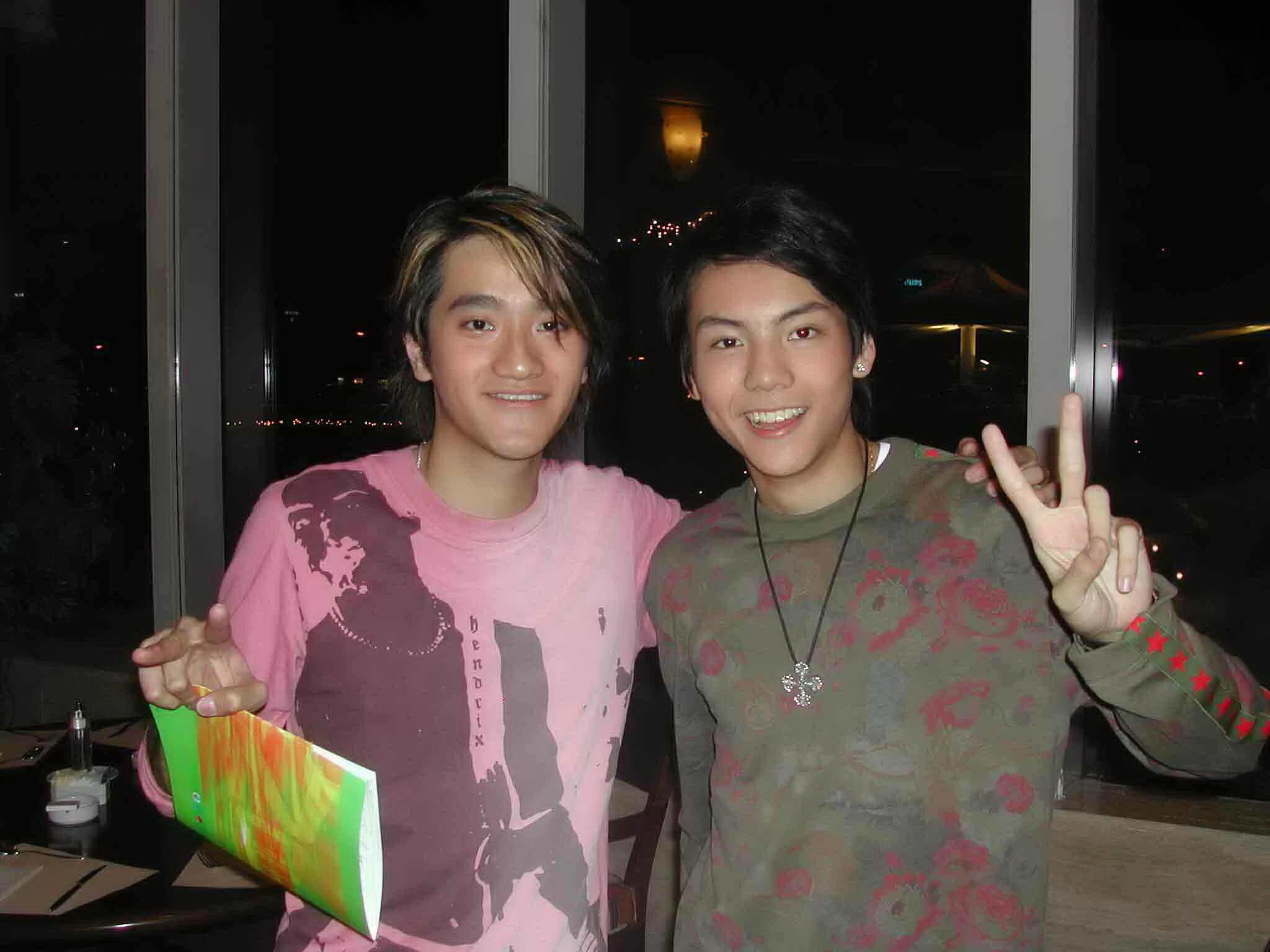 與陳偉霆同年參加全球華人新秀歌唱大賽,十三年前兩人都一臉孩子氣。