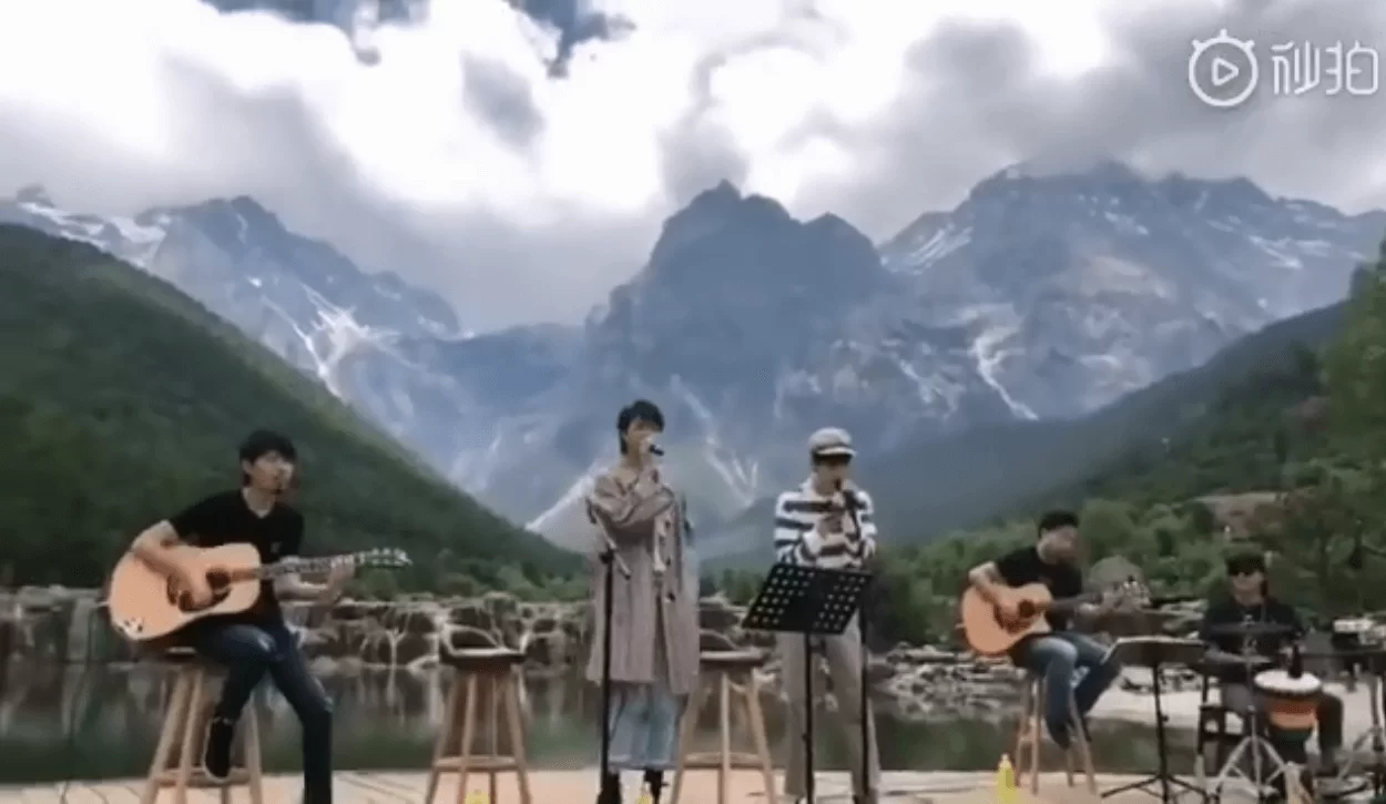 首次玩Busking的Gigi分別唱了《短髮》和《膽小鬼》兩首經典歌曲。