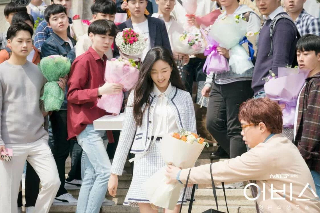 重生前的世妍和車旻由韓國小姐金思朗和安世河客串演出