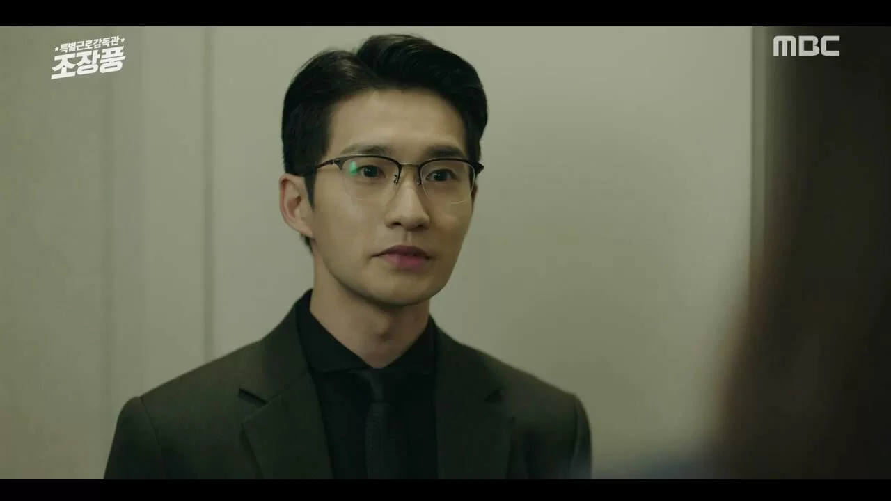 柳德煥飾演企業基金會新任理事長，與趙進甲對立。