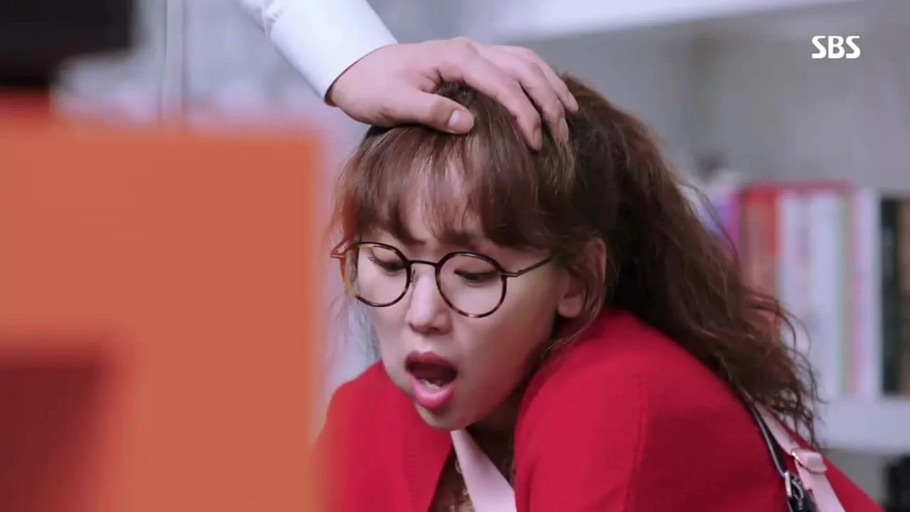 劇中鄭葛熙不時本能地露出奴隸屬性，令觀眾忍俊不禁。