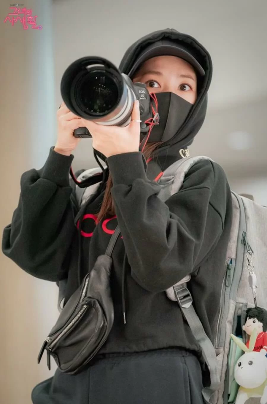 德美下班後就是個專業的追星族,但她絕不暴露自己的身分。