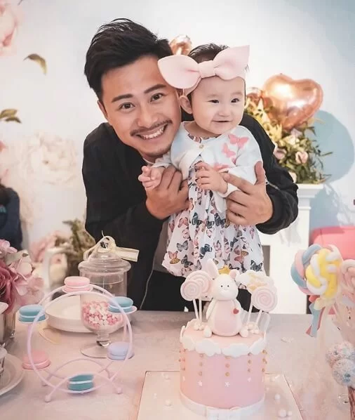 楊潮凱去年做了父親，他喜歡跟女兒相處多於花錢安排她入playgroup。