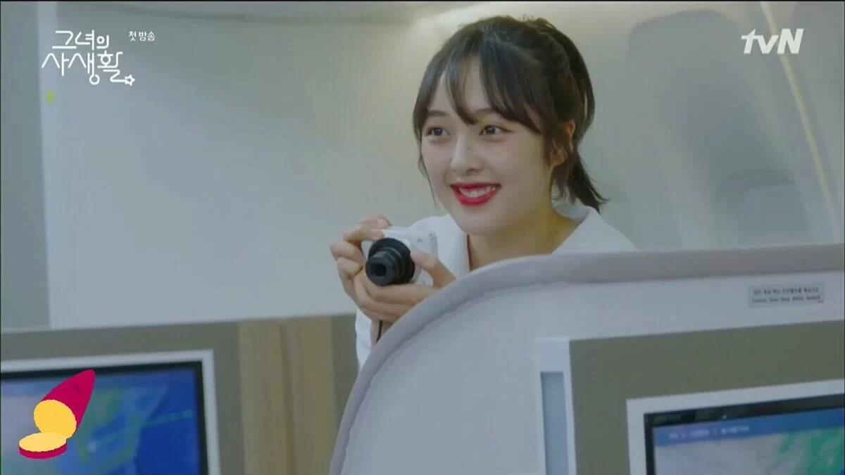 金寶拉飾演德美的死對頭私生飯「Sindy」,有車時安的地方,就有她的存在。