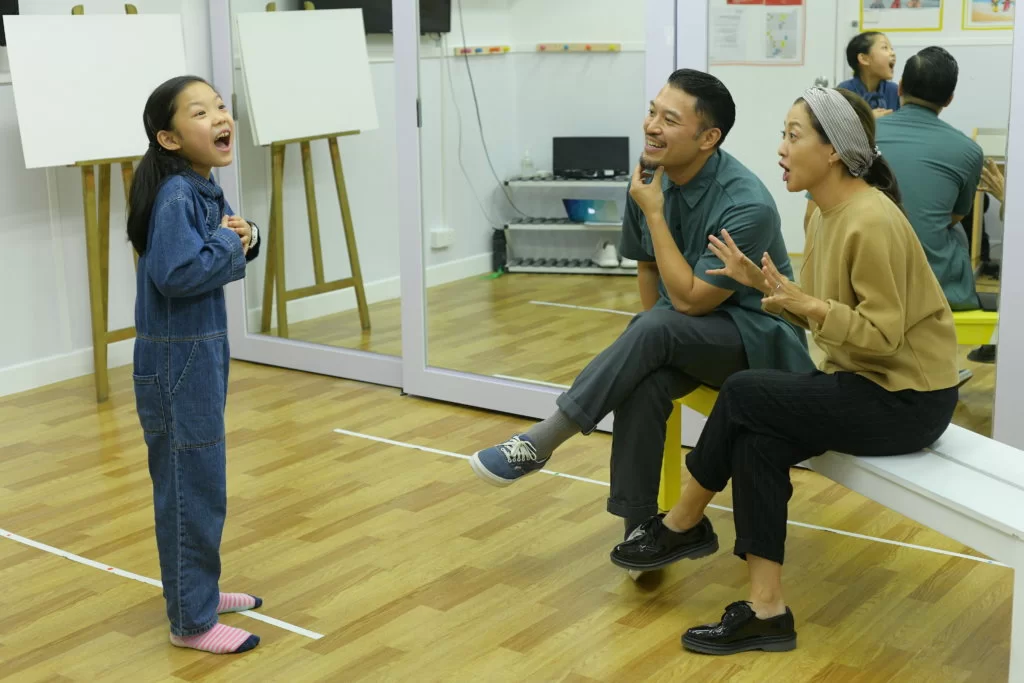 Tayla喜歡音樂劇表演，Brian及Annie表示並非想女兒當童星，只希望女兒在參與過程學會團體合作精神。