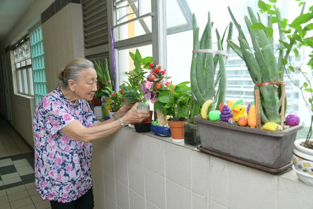 做人最緊要健康開心,依依在住所走廊種滿植物,令人心曠神怡。