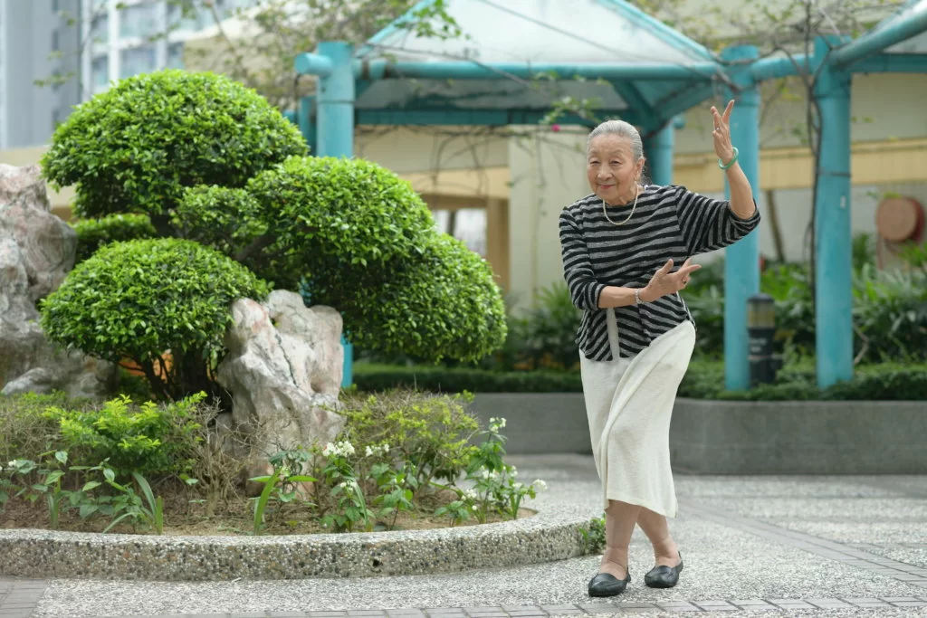 明年八十歲的楊依依,六十歲才入行做演員,她說再累也永不言休。