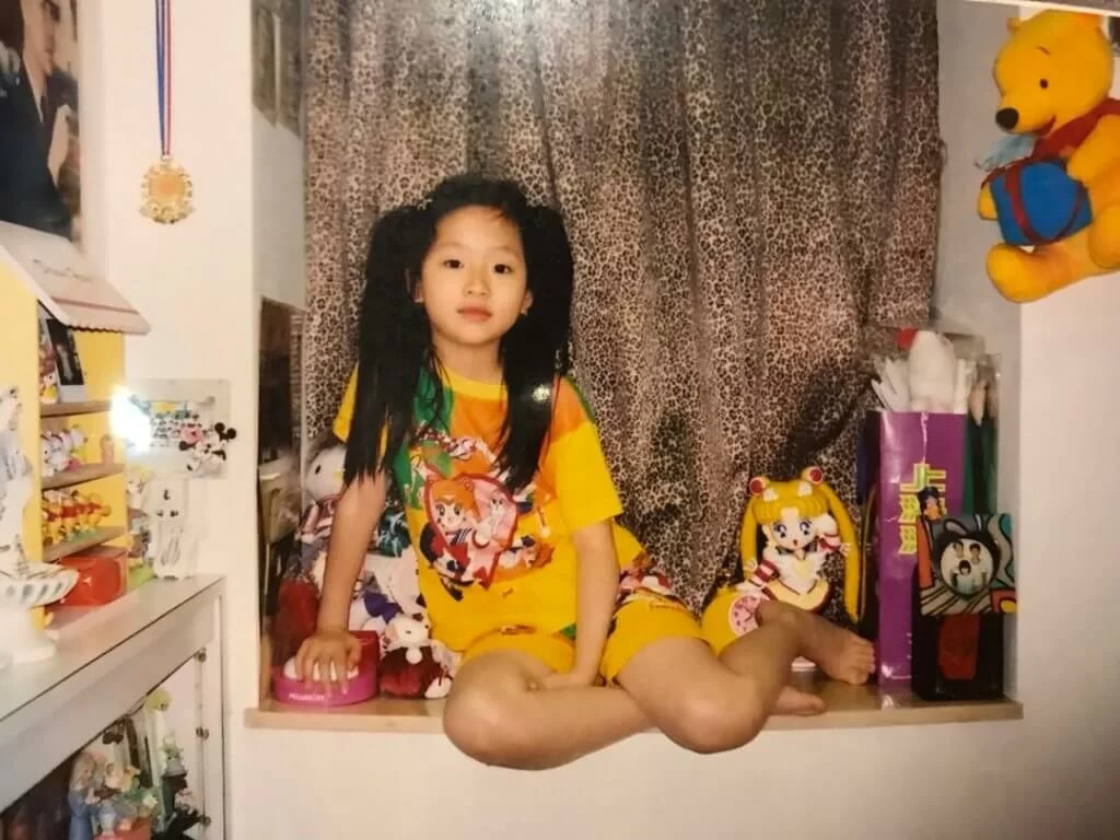 讀小學時，她是不肯剪短髮，愛打扮成女主角一樣。