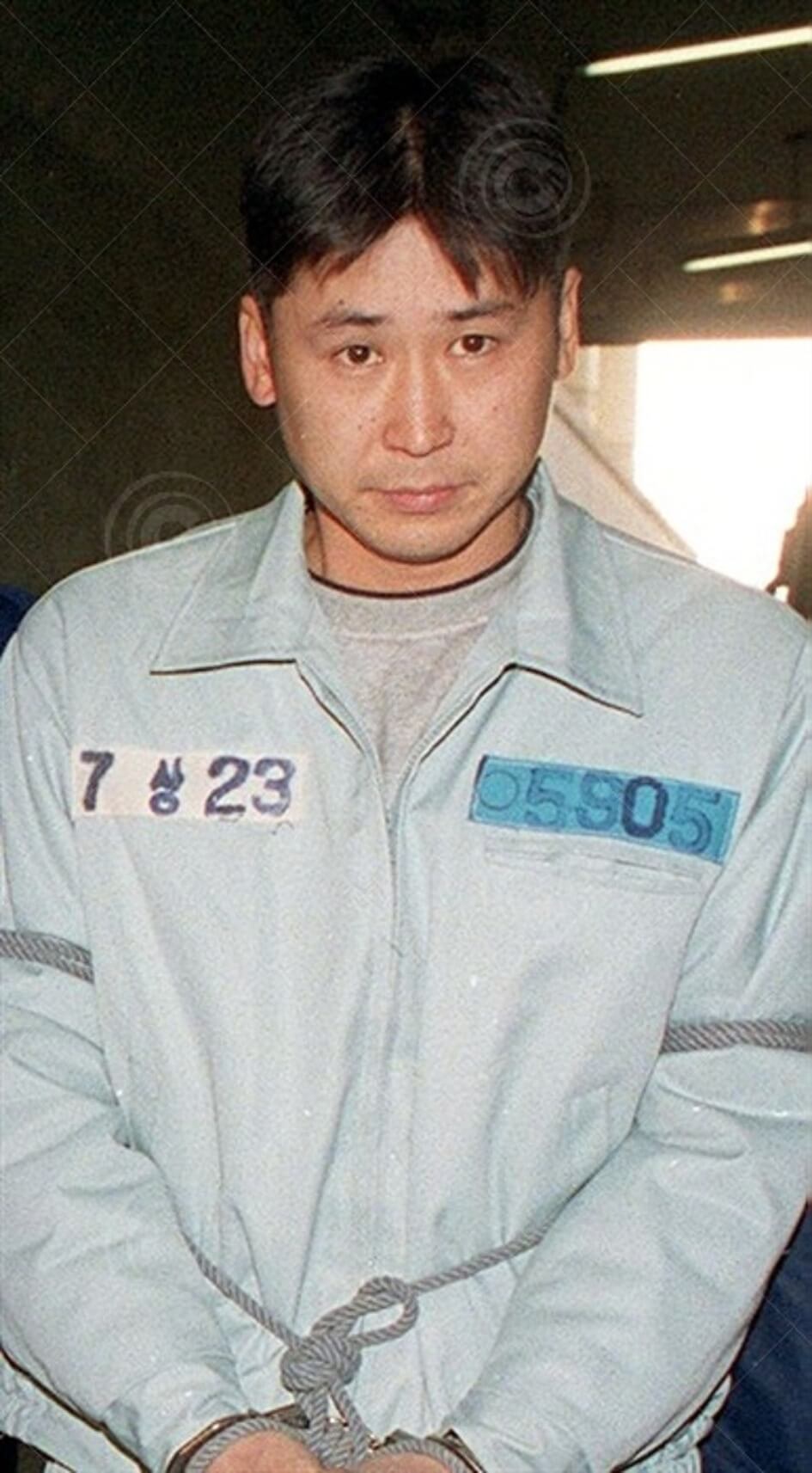 申東燁九九年曾因吸食大麻被拘留四日，後來交出二千萬韓圜保釋金才獲釋放。