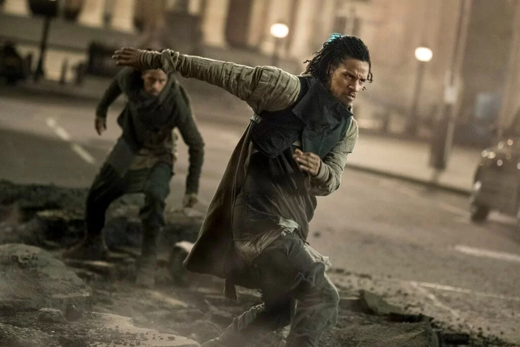 《反轉世界》兩位主角到世界各地追查真兇,當然不少得動作場面。