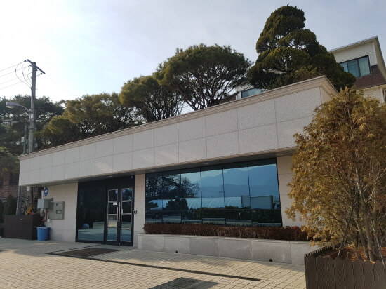 IU去年初已於京畿道果川市購入過一幢大廈，作為工作室用途。