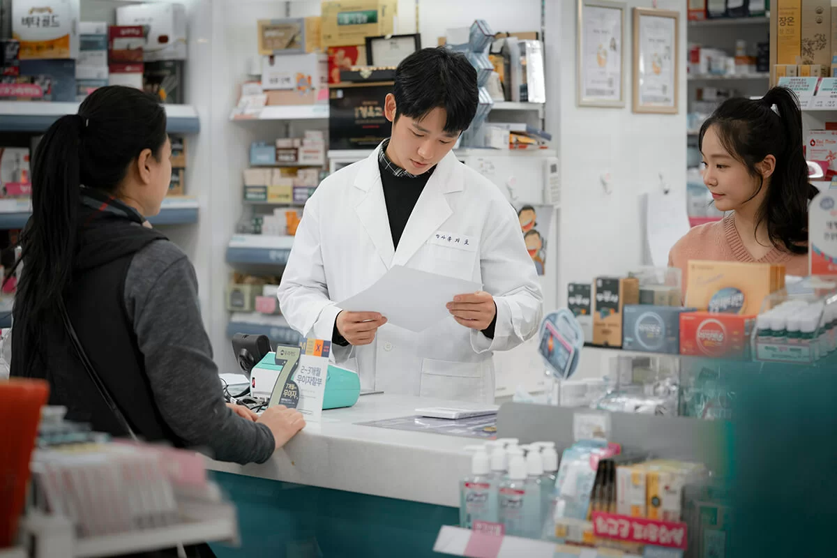 丁海寅穿起白袍飾演帥氣的藥劑師,是劇迷追看的一大原因。