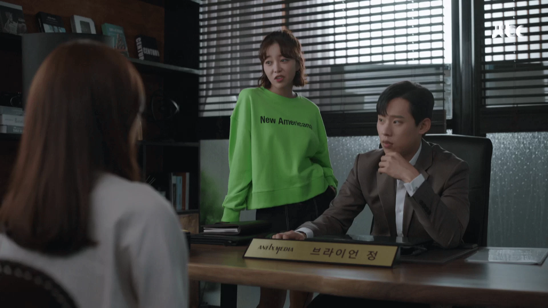 秀珍的好友Brian(金聖喆飾)和藝琳(金佳恩飾),是幫秀珍進行「離婚大作戰」的拍檔,也是一對戀人。