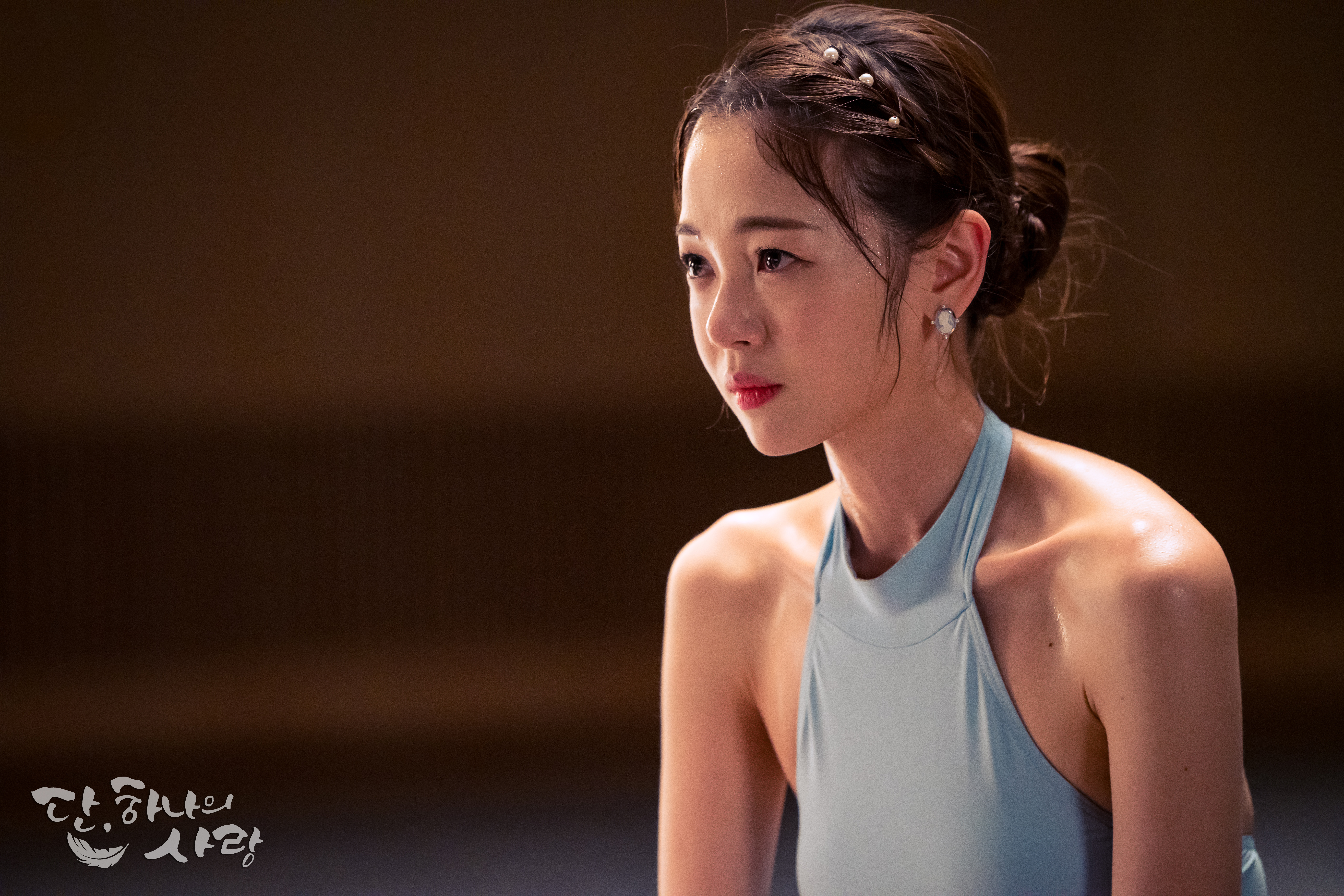 女二由女星金甫美飾演，因妍書失明從替補舞蹈員一躍成為主角。