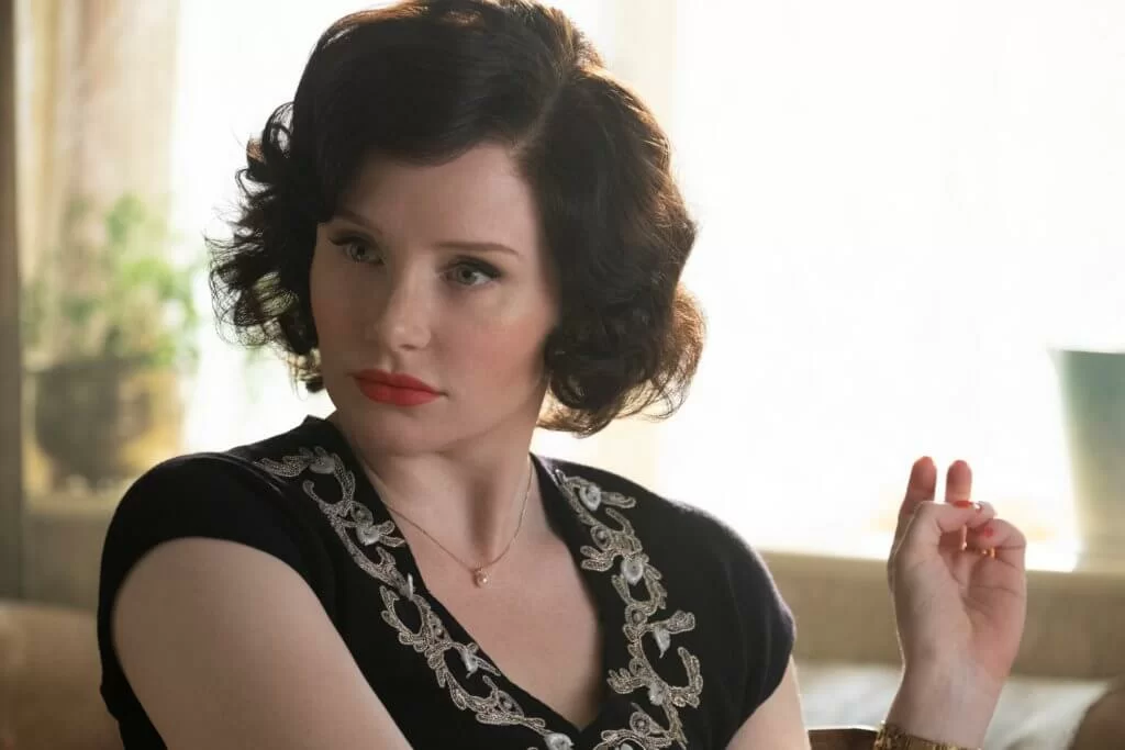 拜絲黛麗侯活扮演艾頓莊的發福放蕩母親，演技大躍進。