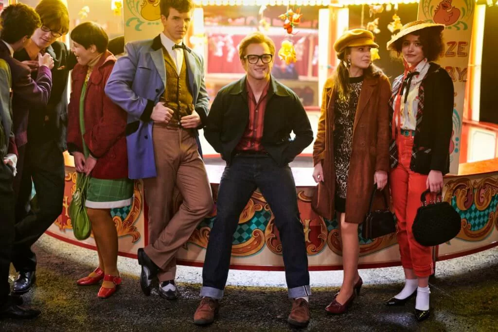 歌藝了得的泰隆，扮未成名的艾頓莊又唱又跳，甚有睇頭。