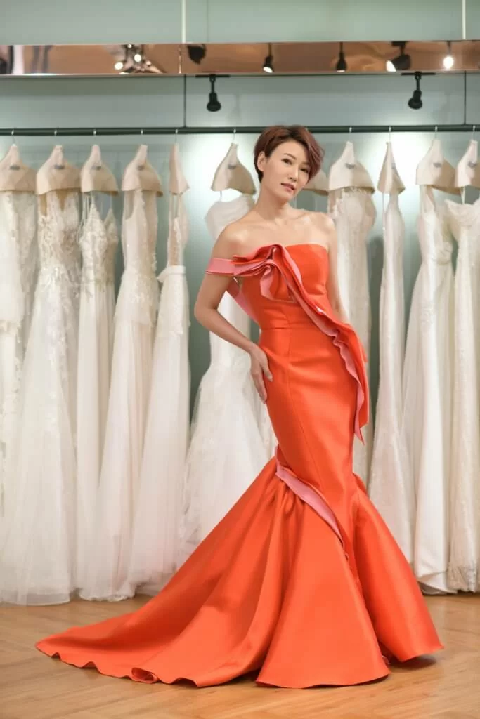 這套晚裝盡顯她的線條美。