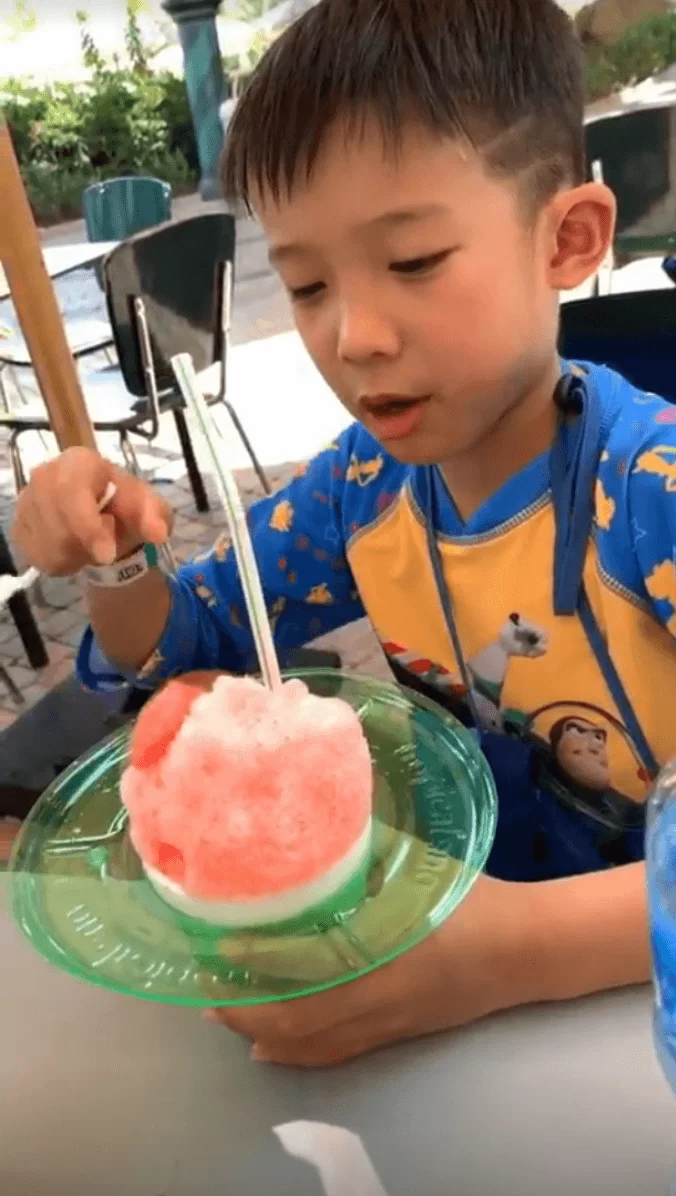 囝囝開心地吃刨冰消暑