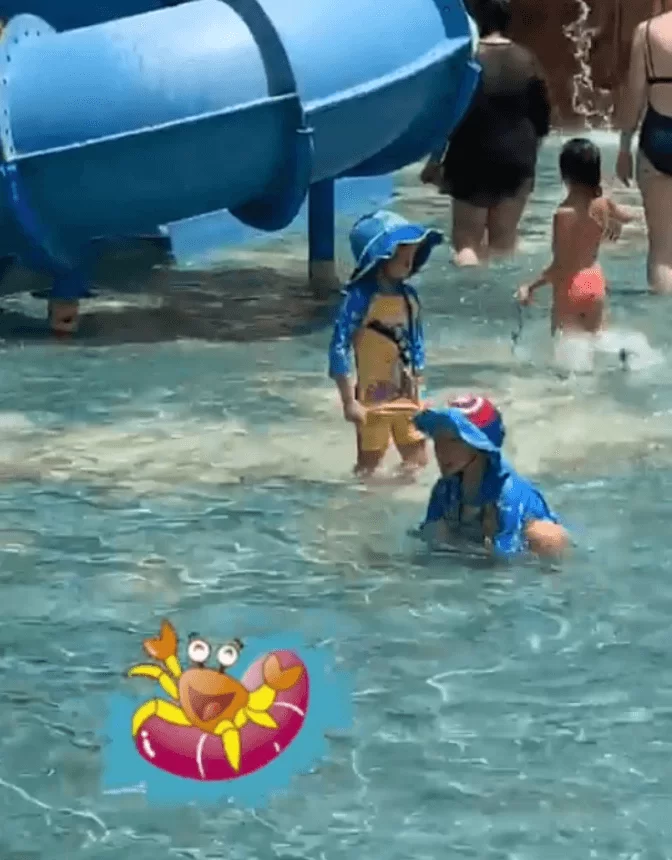 到水上樂園玩耍