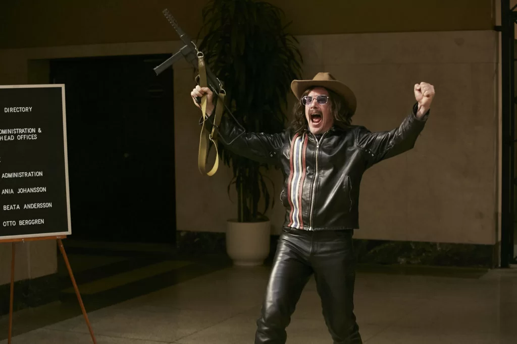 頓扮演七十年代美國劫匪,形象瘋狂。