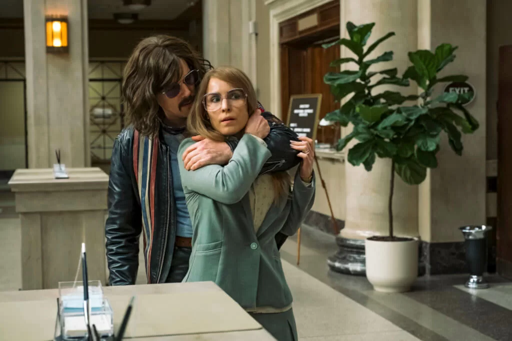 改編真人真事的《盜亦有路》,講述劫匪伊頓跟人質露美擦出愛火。