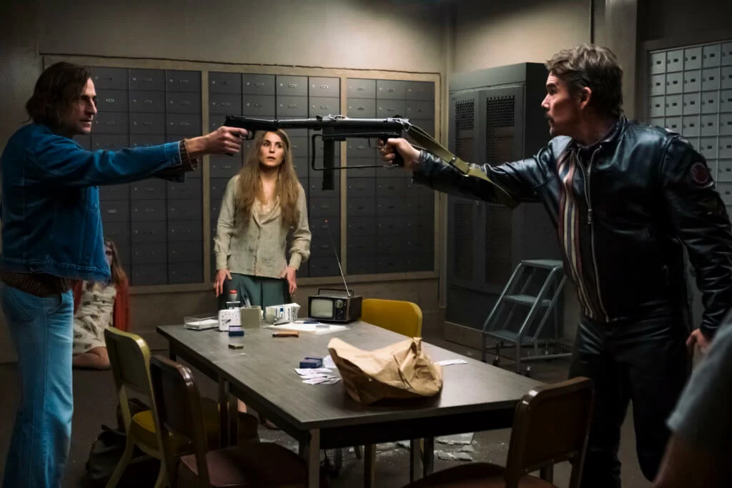 伊頓救了死黨兼囚犯馬克(左),兩人一時內鬨。