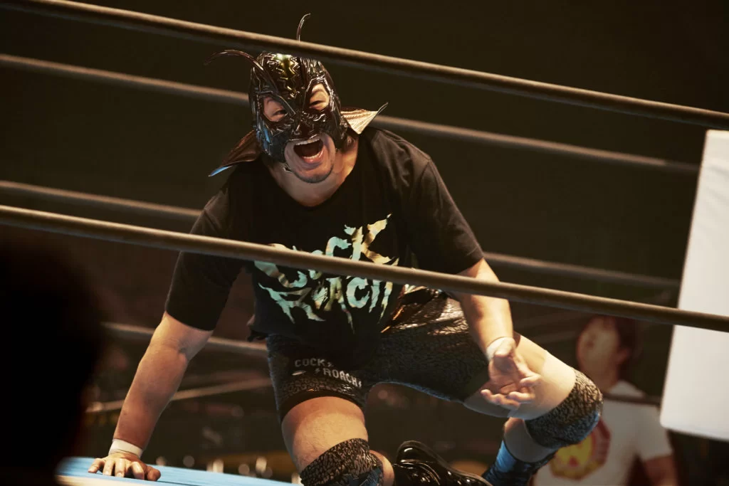 兒子發現爸爸原來是被觀眾噓聲嘲弄的擂台茅躉奸角「假面蟑螂」，大感失望。