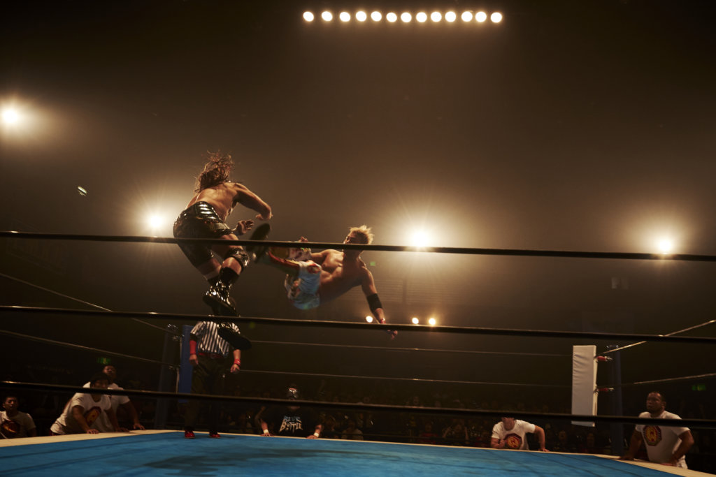 此片有大批日本職業摔角手親自上陣參演，摔角場面緊張刺激。