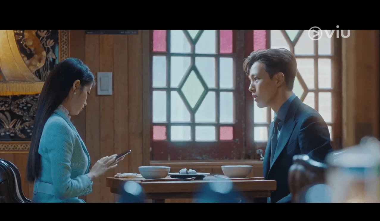 IU在劇中經常借故拉着呂珍九光顧人氣美食店,十分可愛。