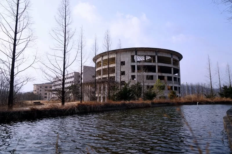韓國保建大學廢校外觀陰森,網民慨嘆若然當年校園成功峻工,該處便會是另一番光景。