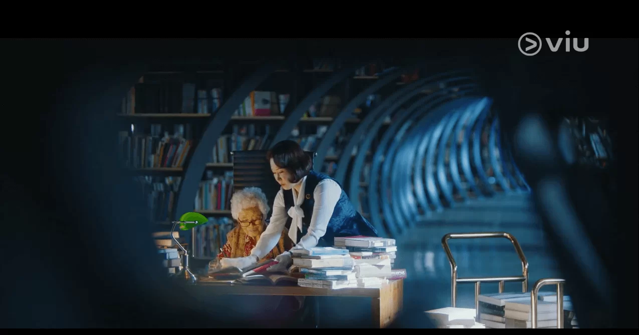 在首爾書寶庫,市民可以低廉的價格購書,小規模和傳統的舊書店亦得以立足。書寶庫擁有十二萬冊藏書,書蟲亦可像劇中的婆婆一樣「打書釘」。