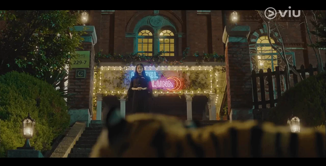 《德魯納酒店》出品自《原來是美男》、《主君的太陽》名編劇洪氏姊妹(洪貞恩、洪美蘭),講述IU飾演的張滿月為了償還孽債,經營了一家凡人無法看見、只接待鬼魂的德魯納酒店。她威迫膽小的具燦成(呂珍九飾)擔任酒店經理,卻發現對方有着能夠了結自己千年歲月的命運。