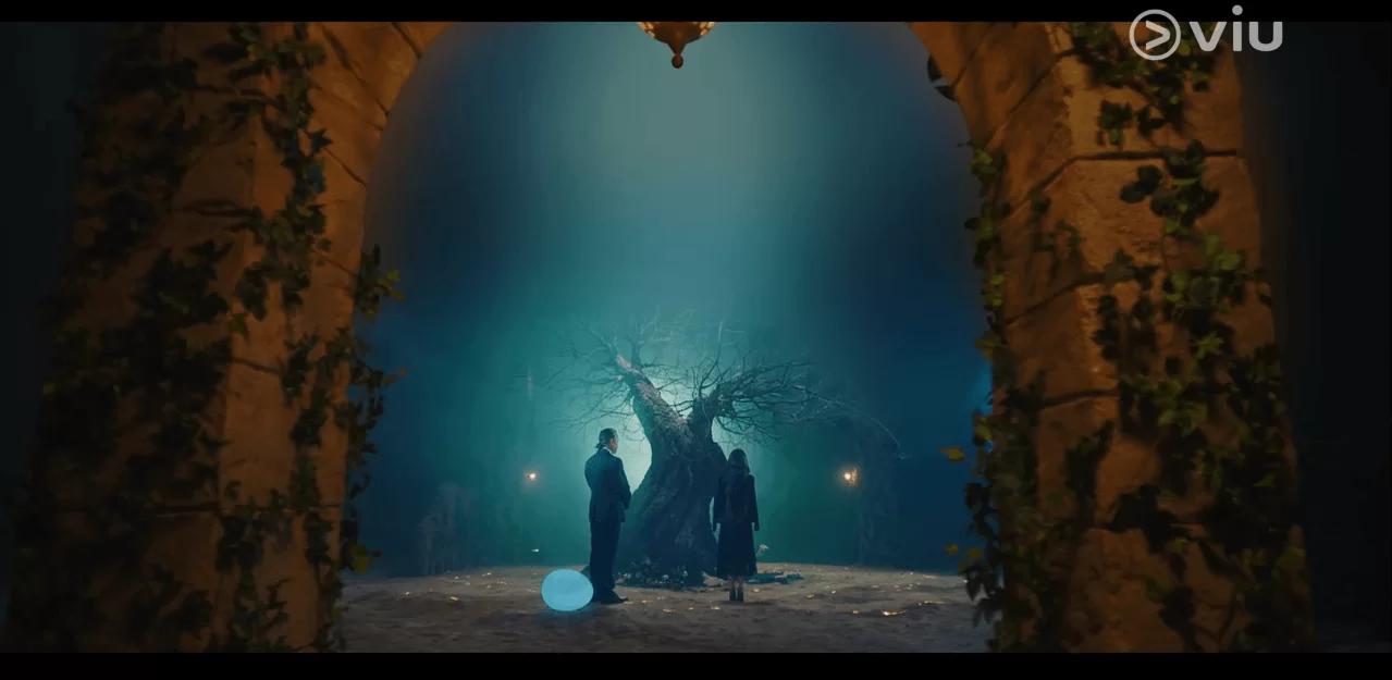 劇組以燈光和道具,把廢校佈置成幽秘的月靈樹所在地。