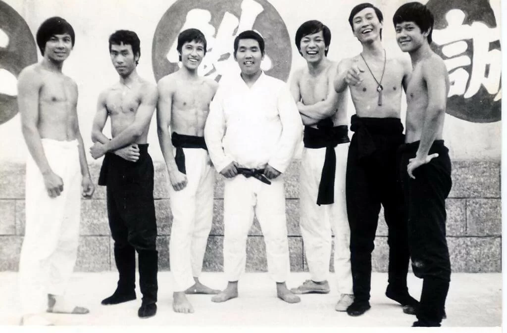 關偉倫(左)在訓練班時期有練習空手道,初出道時拍功夫片,至入電視台後亦拍了不少武俠劇。