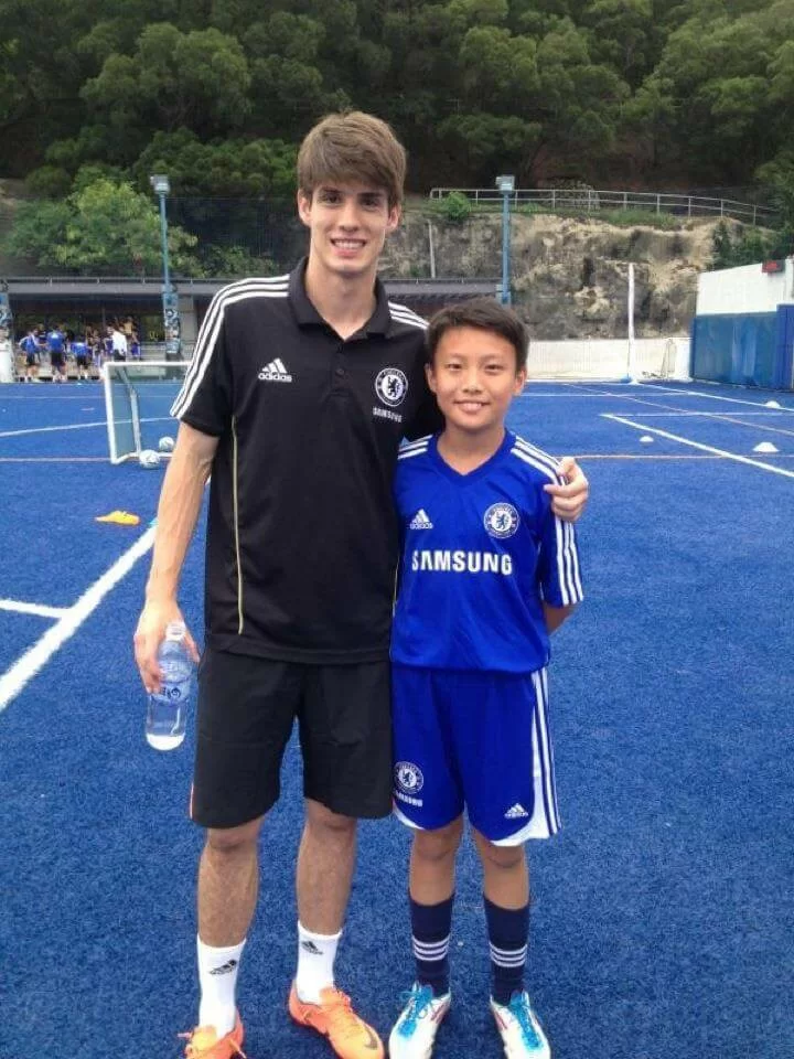 鄭俊華遇見巴西球星盧卡斯‧皮亞松不忘合照留念