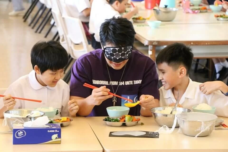 謙仔在新戲飾演導盲犬訓練員,早前在探訪活動,幪眼體會視障人士感受。